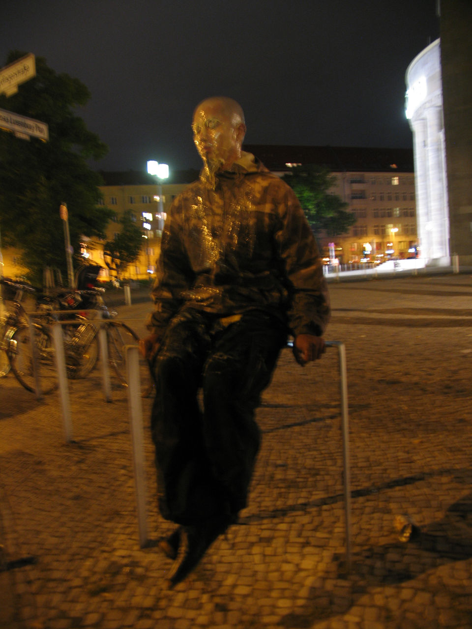 Photographic documentation of RYLLEGA Berlin (Performance by Nguyen Anh Tuan, 21 September 2008)